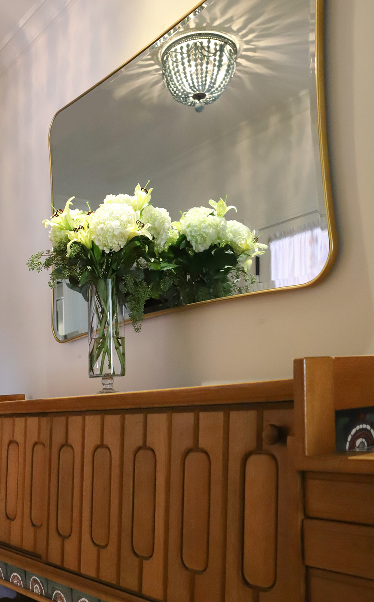 Mirror, flowers and lighting detail